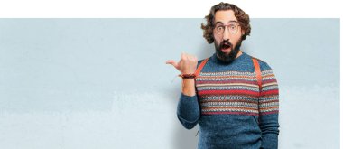 Genç hippi adam işaret ediyor