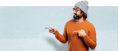 Genç sakallı adam işaret ediyor