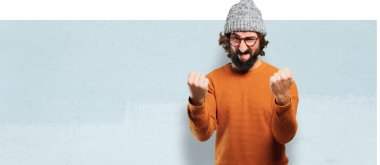 Genç adam kızgın ifade ile sakallı