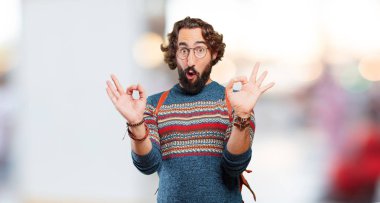 Tamam ya da tamam işareti olan genç hippi.