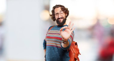 Tamam ya da tamam işareti olan genç hippi.