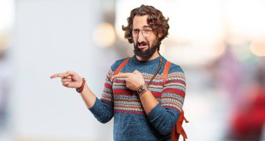 Genç hippi adam işaret ediyor