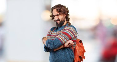 Kızgın yüzlü genç hippi.