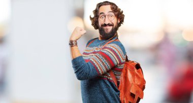 Güçlü duruşu olan genç hippi adam.