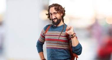 Genç hippi adam işaret ediyor