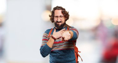 Genç hippi adam işaret ediyor