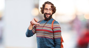 Gururlu genç hippi adam