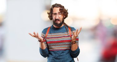 Genç hippi adam ağlıyor.