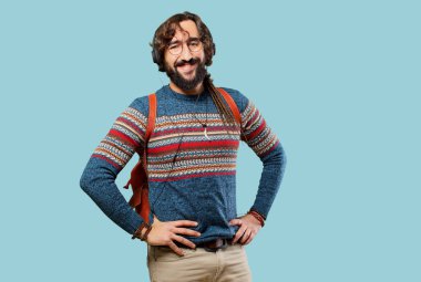 Genç hippi adam müzik dinliyor.