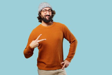 Gururlu genç sakallı adam