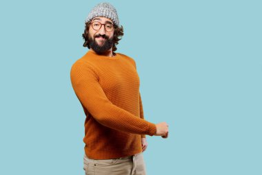 Genç sakallı adam meydan okuyor.