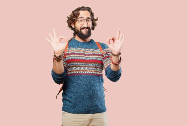 Tamam ya da tamam işareti olan genç hippi.