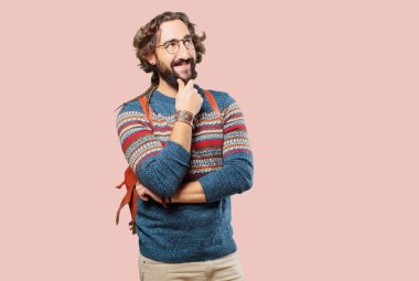 Genç hippi adam konsantre olduğunu düşünüyor.