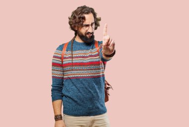 Kızgın yüzlü genç hippi.