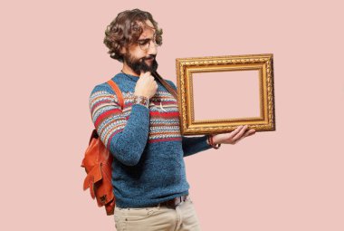 Barok çerçeveli genç hippi adam.