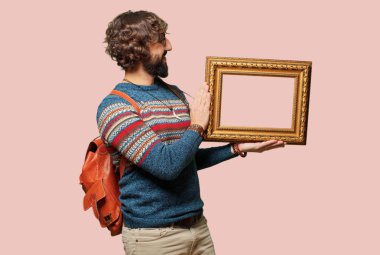 Barok çerçeveli genç hippi adam.