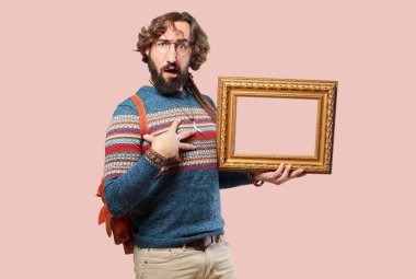 Barok çerçeveli genç hippi adam.