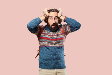 Genç hippi adam korkuyor.