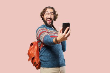 Akıllı telefonlu genç hippi adam.