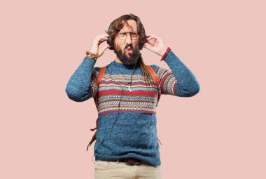 Genç hippi adam müzik dinliyor.