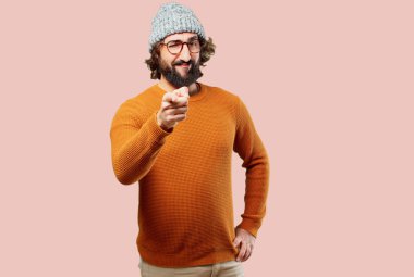 Genç sakallı adam işaret ediyor