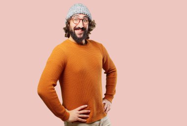 İyi ya da iyi pozlu sakallı genç bir adam.