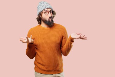 Genç sakallı adam şüpheleniyor