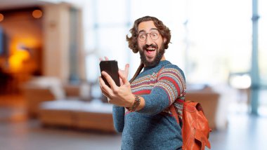 Akıllı telefonlu genç hippi adam.