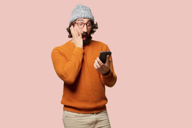 Akıllı telefonlu genç sakallı adam.