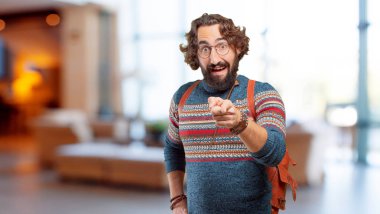 Genç hippi adam işaret ediyor