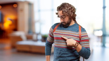 Genç hippi adam işaret ediyor