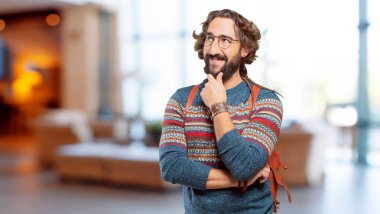 Genç hippi adam konsantre olduğunu düşünüyor.