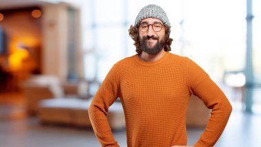 Gururlu genç sakallı adam