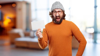 Pankartlı genç sakallı adam.