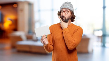 Pankartlı genç sakallı adam.