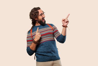 Zafer işareti olan genç hippi adam.