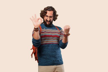 Tamam ya da tamam işareti olan genç hippi.