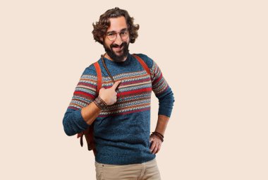 Genç hippi adam işaret ediyor