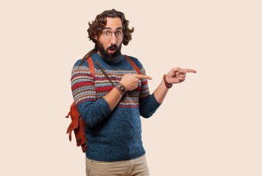 Genç hippi adam işaret ediyor