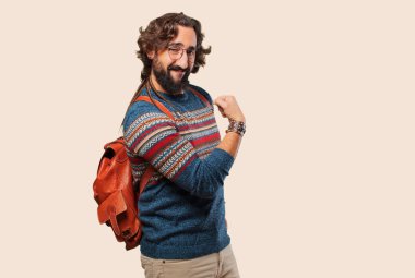 Güçlü duruşu olan genç hippi adam.