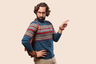 Genç hippi adam dans ediyor