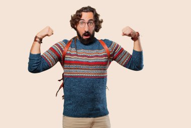 Güçlü duruşu olan genç hippi adam.