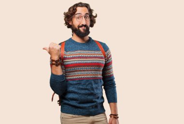 Genç hippi adam işaret ediyor