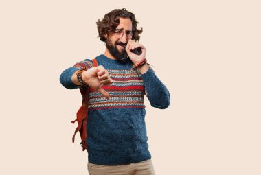 Elektronik sigaralı genç hippi adam.