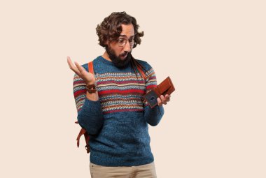 Cüzdanı olan genç bir hippi.