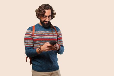 Akıllı telefonlu genç hippi adam.