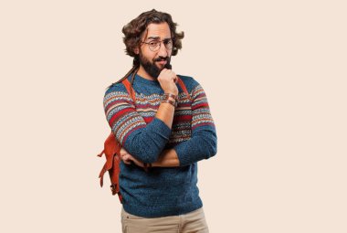 Genç hippi adam konsantre olduğunu düşünüyor.