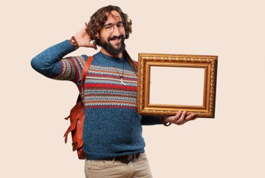 Barok çerçeveli genç hippi adam.