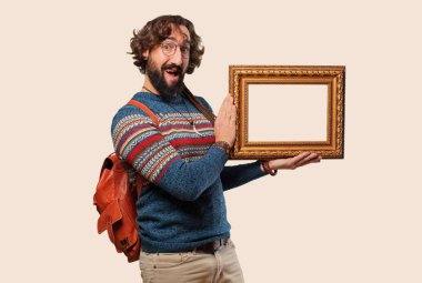 Barok çerçeveli genç hippi adam.