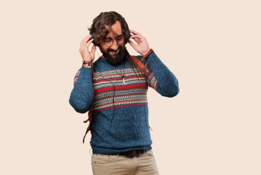 Genç hippi adam müzik dinliyor.